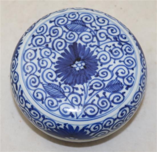 A Chinese blue and white circular box and cover, Kangxi period, diameter 10.2cm